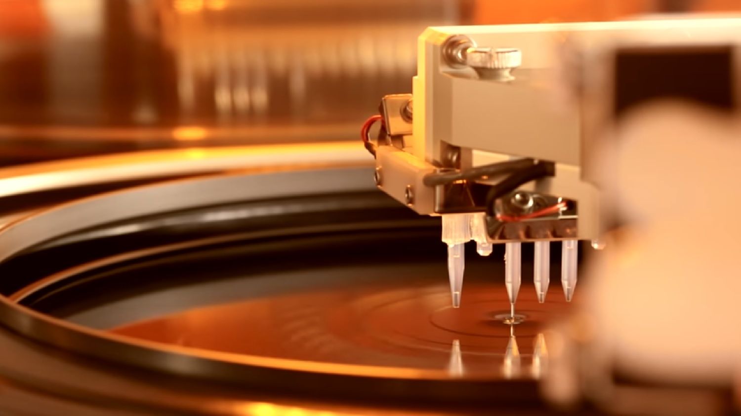 Un wafer che viene esposto al processo di fotolitografia