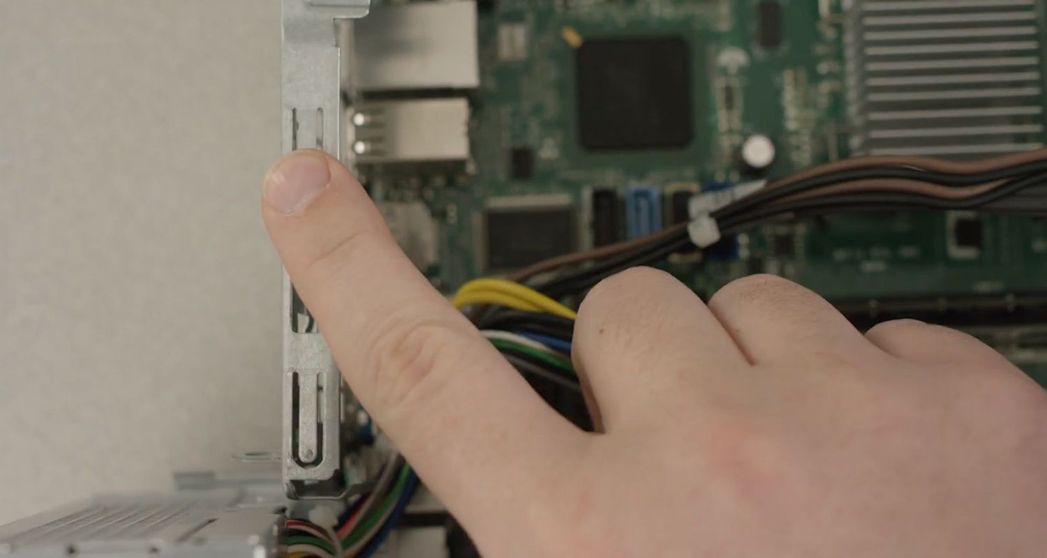 Toccare con il dito su una superficie metallica non verniciata all’interno del PC per scaricare l’elettricità statica