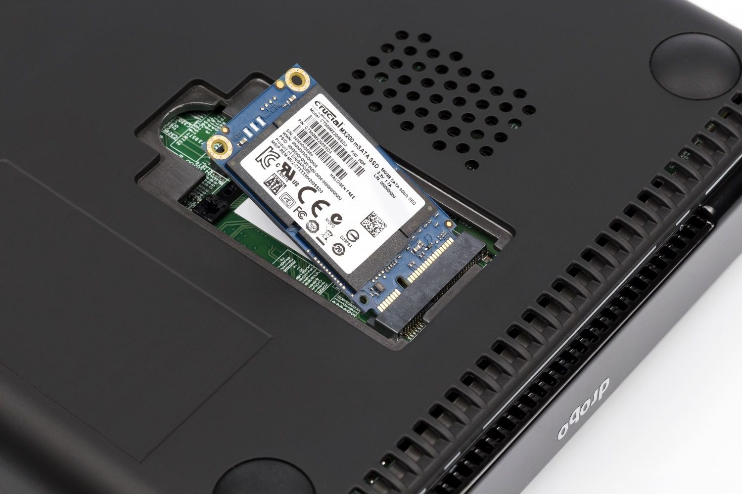 Un SSD MSATA Crucial MX200 è stato inserito in un laptop