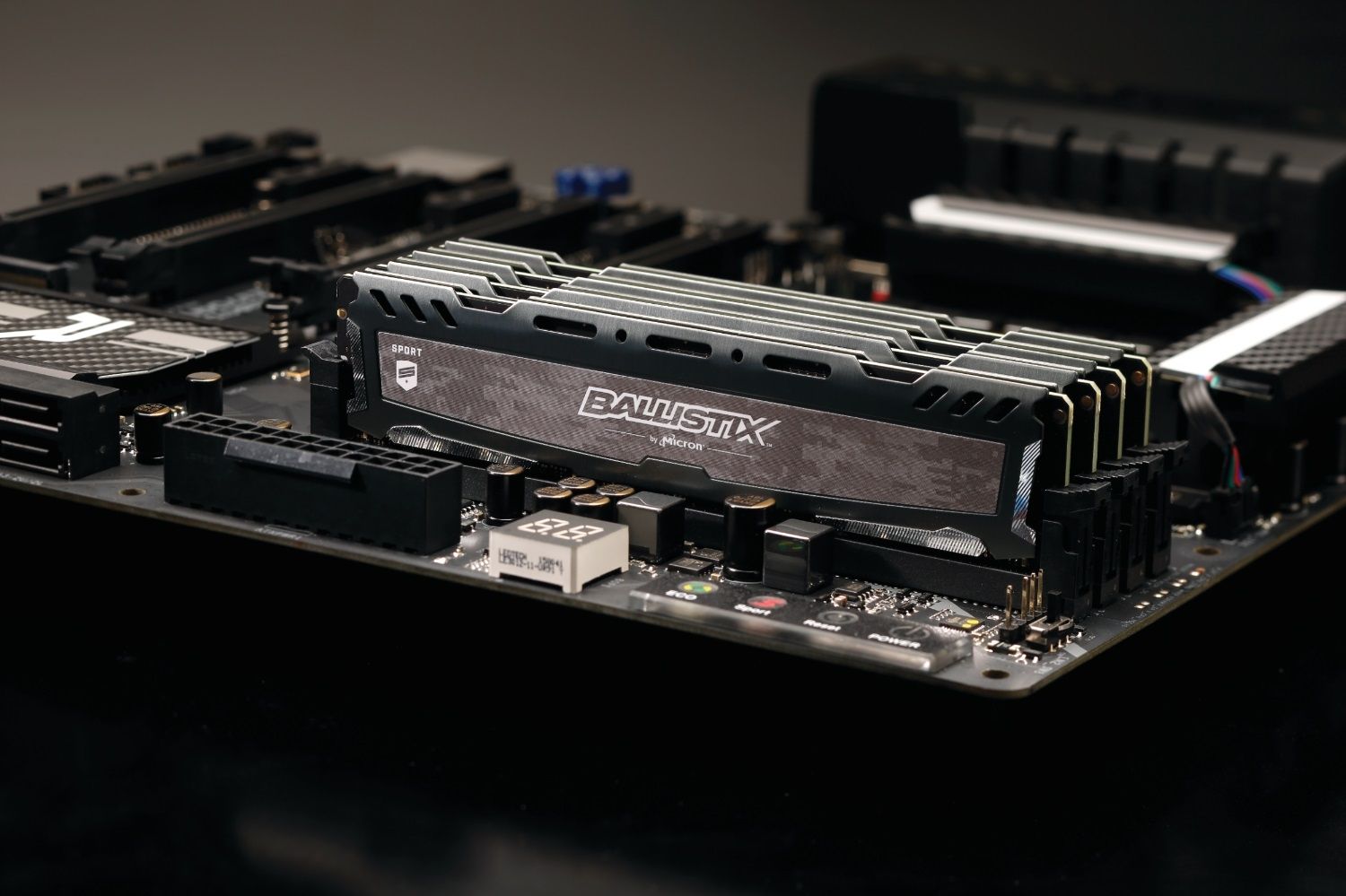 Memoria Ballistix installata su una scheda madre esposta