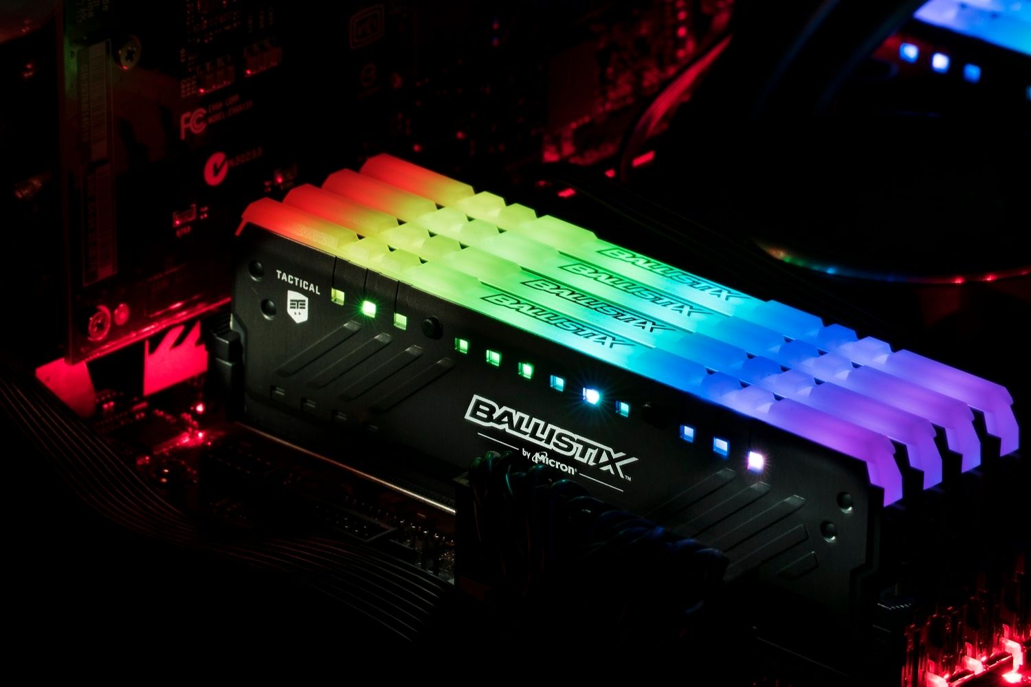 La memoria gaming Tactical tracer con LED ad arcobaleno installata su una scheda madre esposta