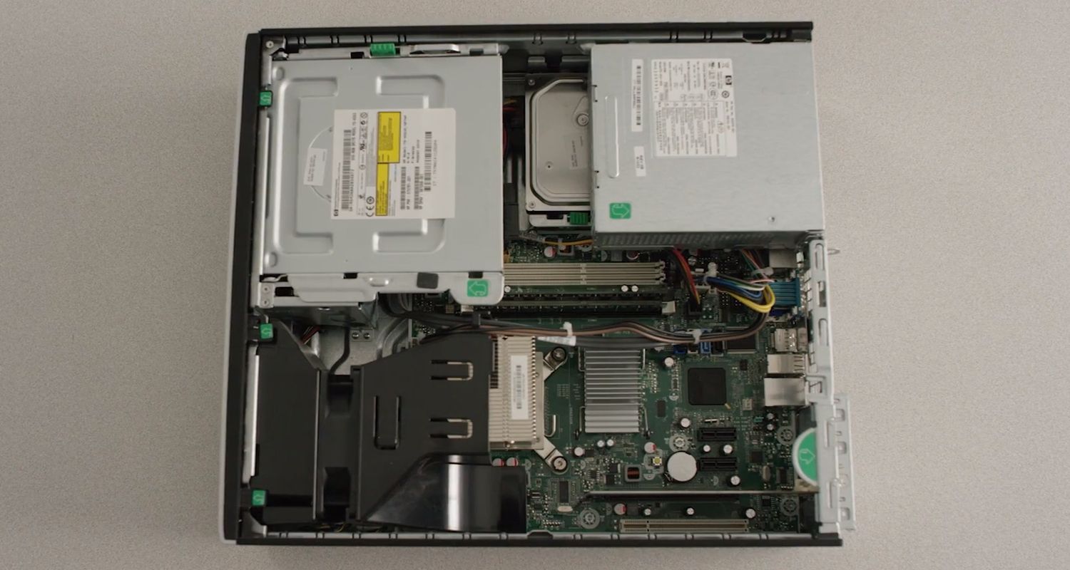Il case del computer fisso è stato rimosso per esporre i componenti hardware interni